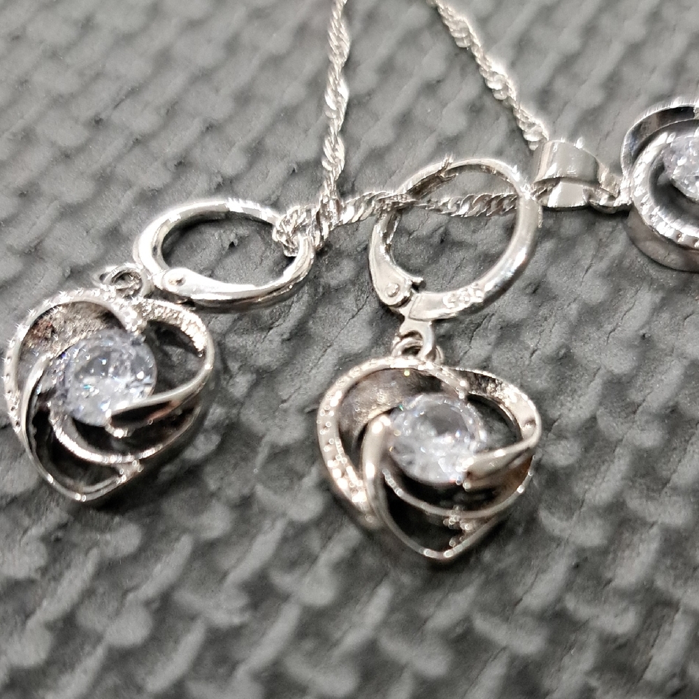 Elegant Silver Jewelry Set with Crystals - Picture 3 of 3